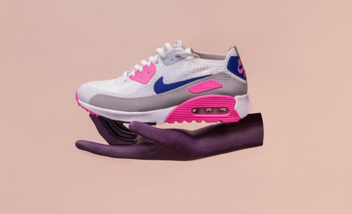 unpaired white, gray, and blue Nike Air Max 90 shoe