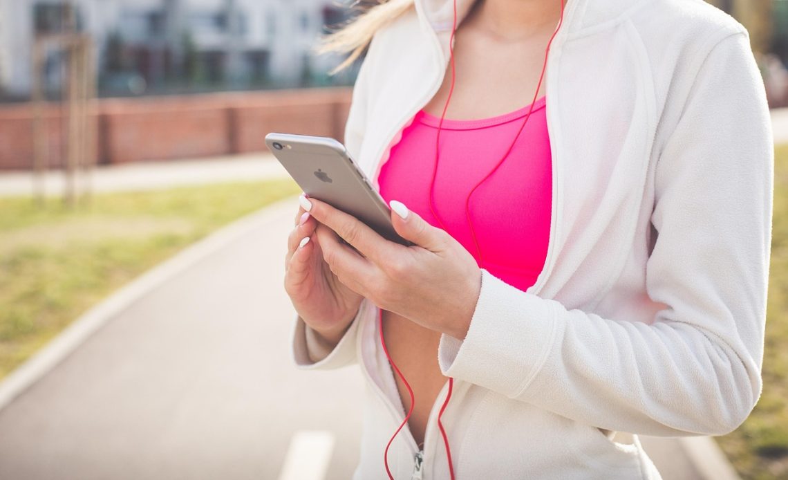 Vrouw met draadloze oordopjes tijdens een work-out