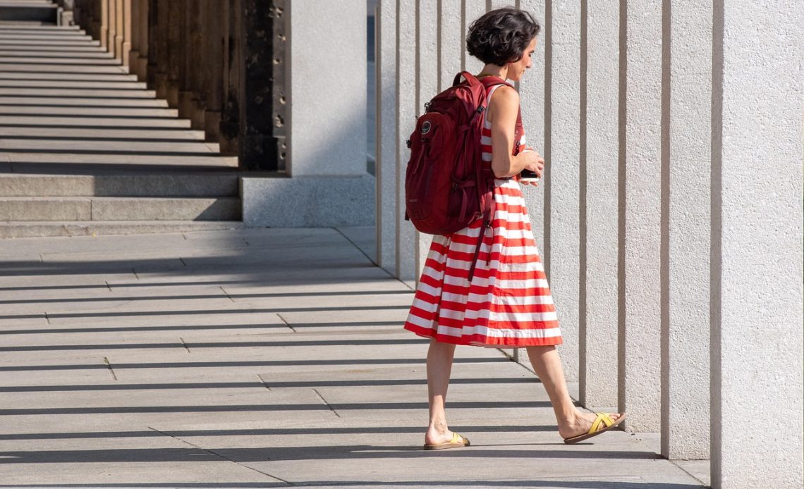 Vrouw in linnen broek en blouse gestyled als zomeroutfit