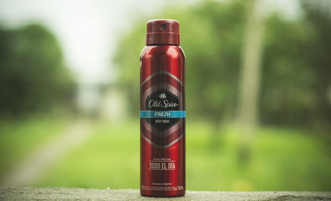 Vrouw die deodorant aanbrengt op haar oksel