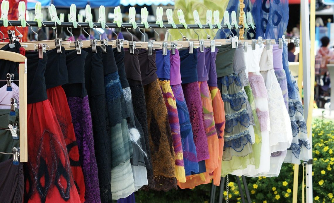 Verschillende soorten ondergoed uitgestald voor zomerse outfitkeuzes