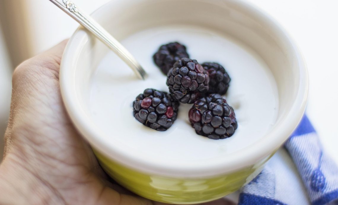 Een kom met Griekse yoghurt, havermout en walnoten als gezond ontbijt na vakantie