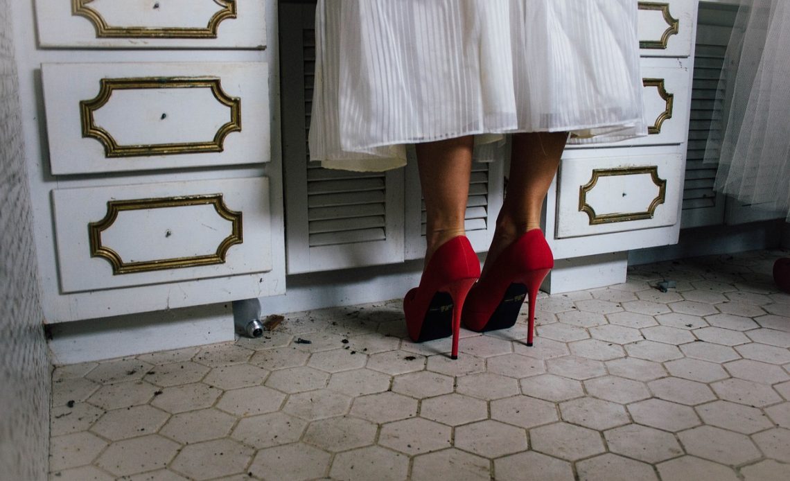 Vrouw die ondergoed uitkiest uit een lade met shapewear en ondersteunend ondergoed