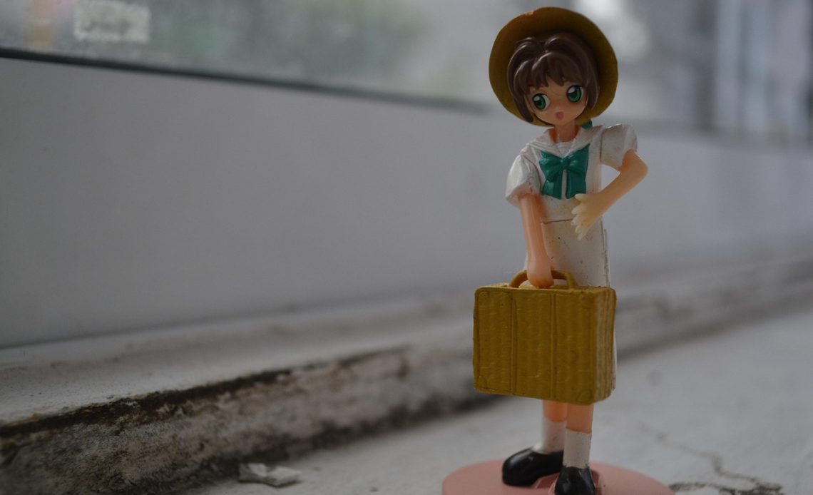 Vrouw met stijlvolle zonnebril op straat in de zomer