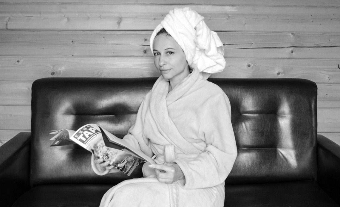Vrouw die haar haar wast onder de douche
