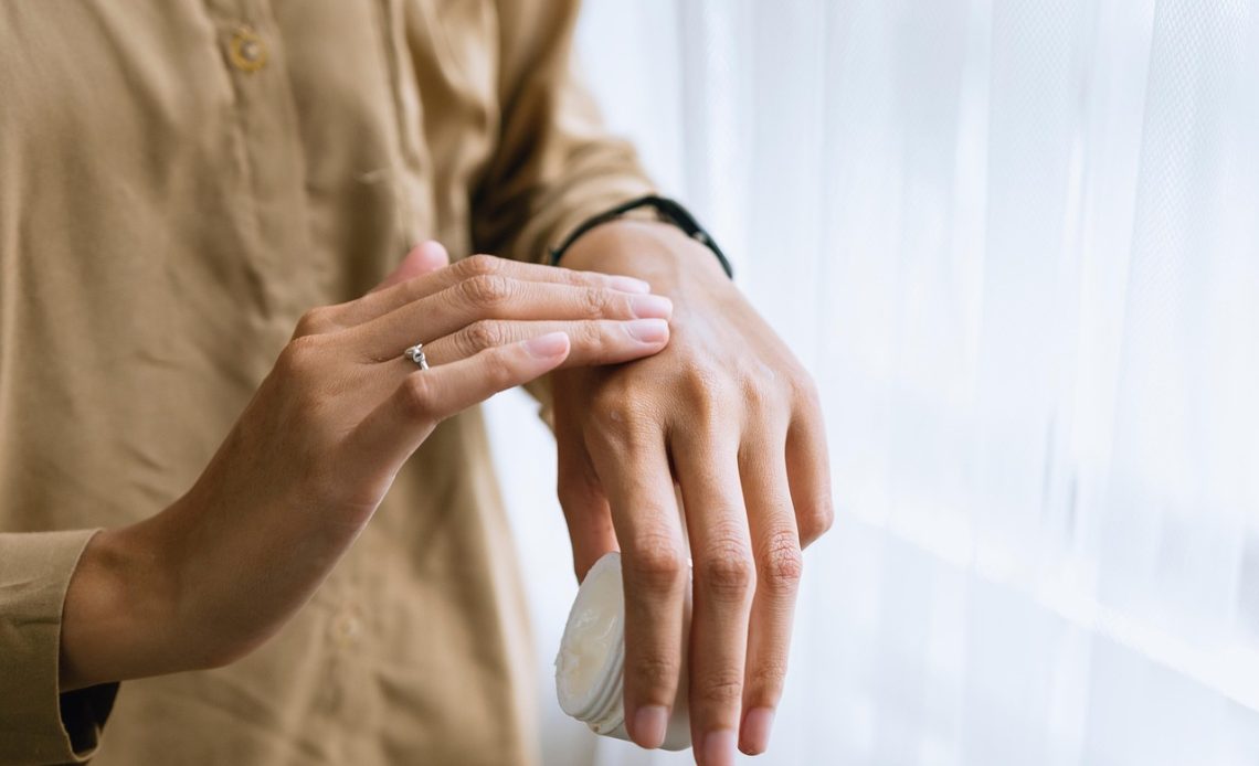 Vrouw die 's ochtends rustig haar gezicht verzorgt met een milde cleanser