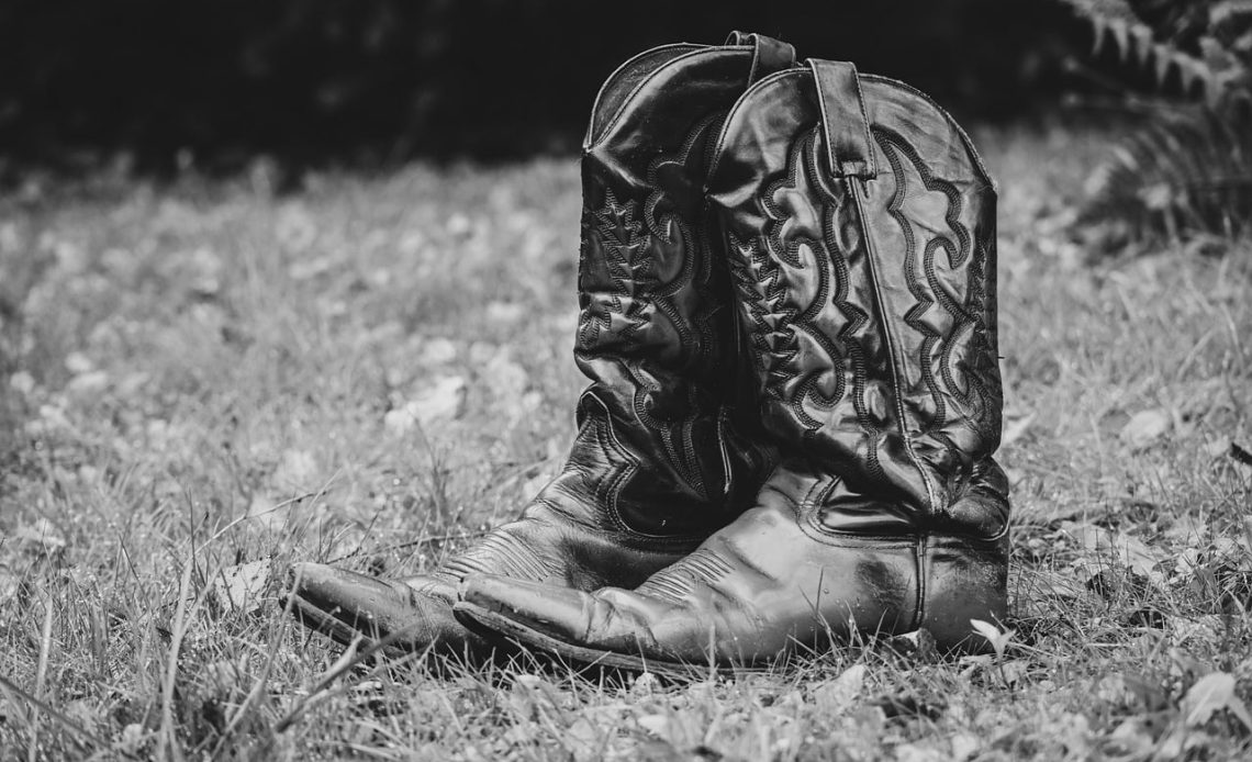 Leren herfstlaarzen op houten vloer klaar voor seizoensonderhoud
