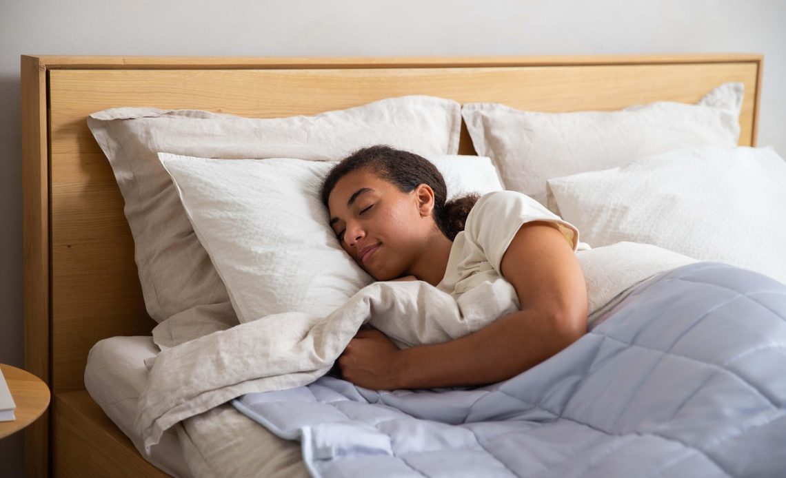Vrouw die op haar zij slaapt op een comfortabel matras