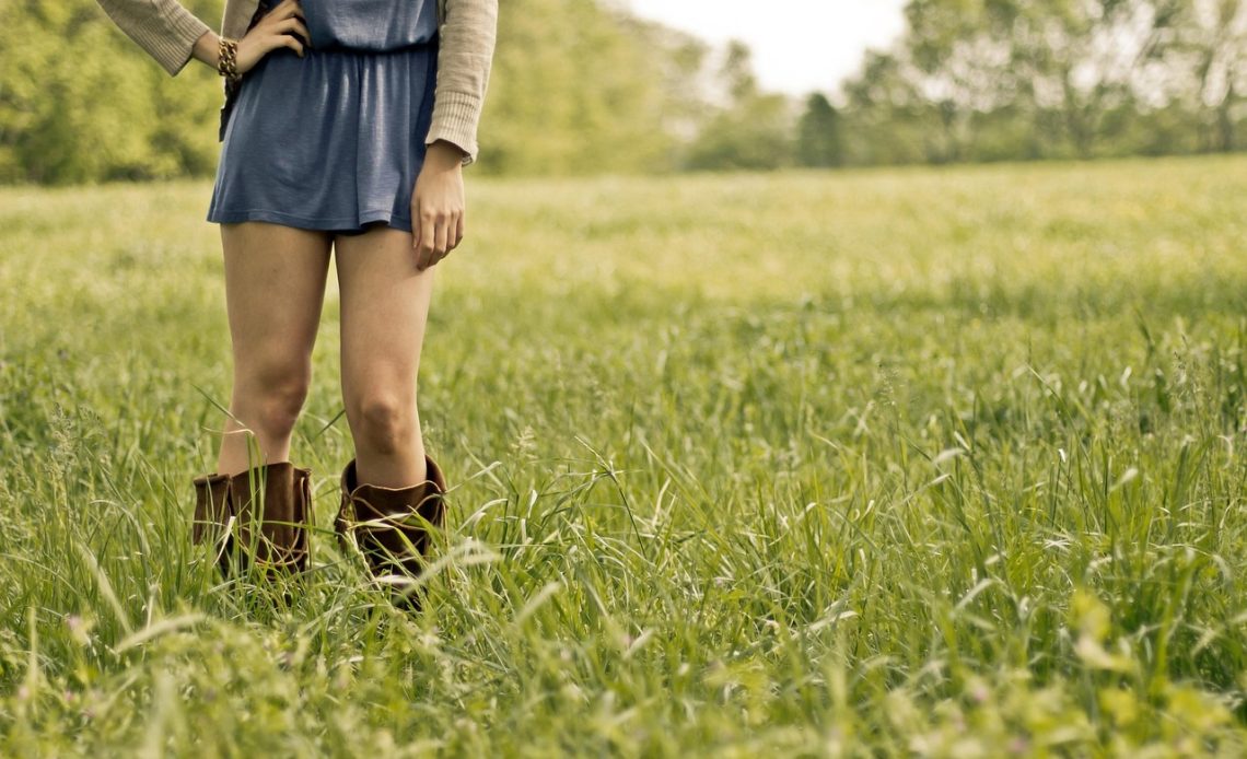 Vrouw draagt kniehoge kousen gecombineerd met een midi-rok en Mary Jane schoenen in een herfstse stijl