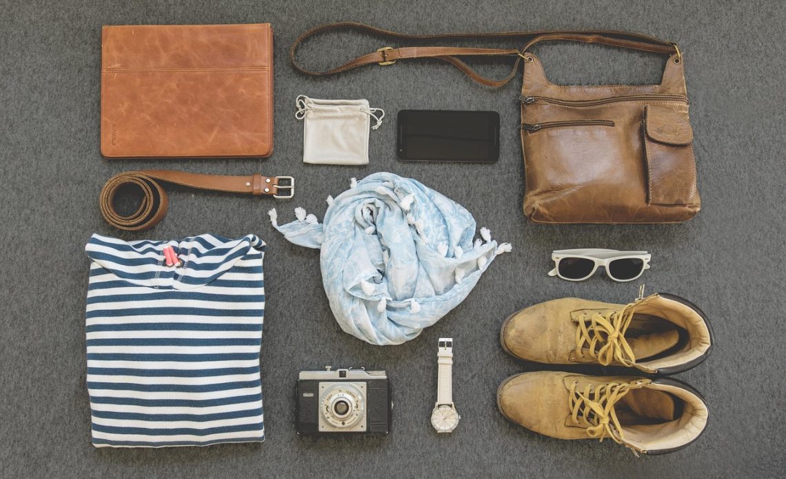 Cognackleurige vintage leren tas op een houten ondergrond met herfstkleuren op de achtergrond